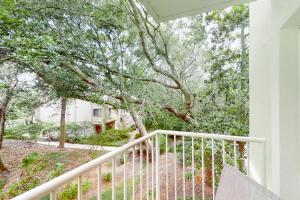 Zahrada ubytování Beach Wood Wonder with pool access - walk to ocean