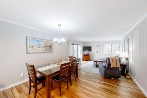 Posezení v ubytování Beach Wood Wonder with pool access - walk to ocean