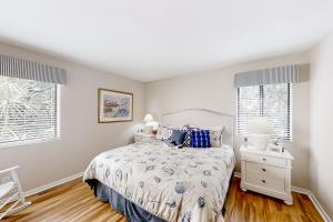 Postel nebo postele na pokoji v ubytování Beach Wood Wonder with pool access - walk to ocean