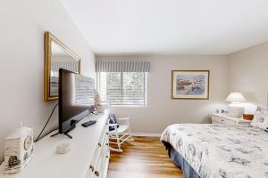 TV a/nebo společenská místnost v ubytování Beach Wood Wonder with pool access - walk to ocean