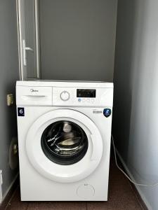 - Lavadora y secadora en una habitación en ECO HOUSE en K'obulet'i