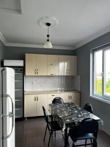A kitchen or kitchenette at ECO HOUSE
