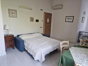 パストレンゴにあるAgriturismo Camparellaのベッドルーム1室(ベッド1台、テーブル、椅子付)