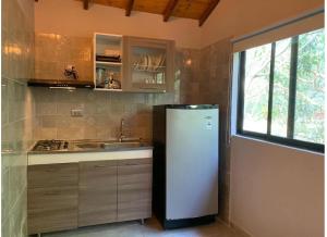 Cuina o zona de cuina de Cabañas La Carolina - Mesa de Los Santos