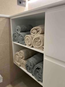 a rack of towels in a bathroom at MALECON 47 Apartamento reformado en primera linea in Muxia