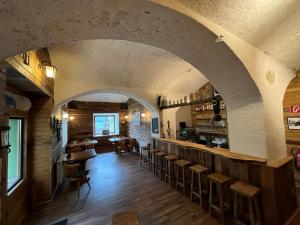 马耳他Gasthof Hochalmspitze的一间位于餐厅内的酒吧,餐厅设有石墙