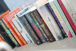 eine Reihe von Büchern auf einem Regal in der Unterkunft Seaside House in Beadnell