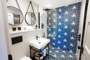 ein Badezimmer mit Waschbecken und Dusche in der Unterkunft Seaside House in Beadnell + 21 Fotos