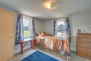 En eller flere senge i et værelse på Cozy Iowa Getaway with Patio and Fenced-In Yard!