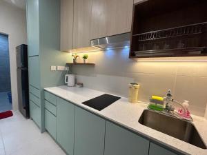 Kuchyň nebo kuchyňský kout v ubytování Studio 4 pax - Riverine Diamond Kuching