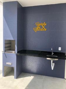 a bathroom with a sink in a blue wall at Carapibus, Conde PB in Conde