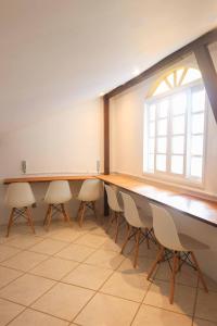 une salle de conférence avec une grande table et des chaises dans l'établissement Sea Wolf Hostel - Lagoa da Conceição, à Florianópolis