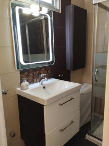 y baño con lavabo blanco y espejo. en Coqueto apartamento en CalaHonda, en Mijas Costa