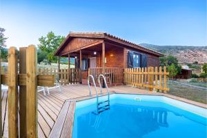 Cabaña de madera con piscina y terraza de madera en Aldea Los Odres - Cabañas de Madera de 1ª con Piscina Privada y BBQ en la puerta, en Moratalla