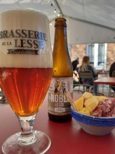 szklankę piwa i miskę sera na stole w obiekcie Le Repos'Han w mieście Han-sur-Lesse