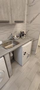 een badkamer met een wastafel en een wasmachine bij Dantonarooms in Napels