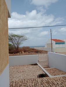 uma vista para o deserto a partir do exterior de um edifício em Farfalla na Vila do Maio