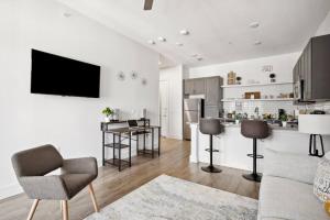 TV a/nebo společenská místnost v ubytování Luxurious 1BD apt in Austin suburb