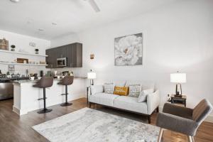 Posezení v ubytování Luxurious 1BD apt in Austin suburb