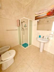 La salle de bains est pourvue d'une douche, de toilettes et d'un lavabo. dans l'établissement Strada Mastra Casa Vacanze, à Augusta