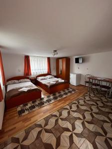 En eller flere senge i et værelse på PENSIUNEA KELEMEN + 77 billeder