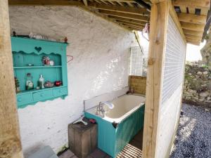 un bagno con vasca in un capanno di The Derries a Mullaghoran