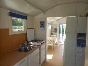 Kuchyň nebo kuchyňský kout v ubytování Voormalig strandhuisje in boomgaard in Hengstdijk