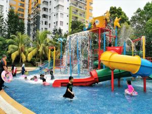 Bazén v ubytování Water Themepark Resort Melaka Free WiFi Suites nebo v jeho okolí