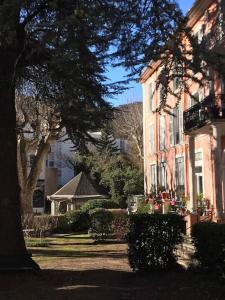 une maison avec un arbre devant dans l'établissement Superbe T2 dans un parc arboré, à Lamalou-les-Bains