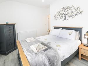 una camera da letto con un letto con un quadro a parete di Jasmine Villa a Llandudno