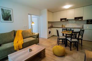 Apartman Terra centar, free parking في أوسييك: غرفة معيشة مع أريكة وطاولة