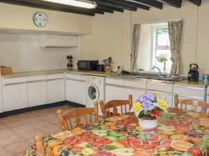Kuchyň nebo kuchyňský kout v ubytování Galbally Cottage