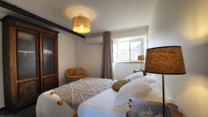 une chambre avec un lit avec une lampe et une fenêtre dans l'établissement Entre ciel et mer dans la Citadelle, à Calvi