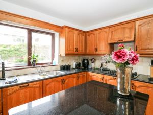 A kitchen or kitchenette at 1 The Courtyard