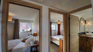 - une chambre avec un lit et une salle de bains avec un miroir dans l'établissement Entre ciel et mer dans la Citadelle, à Calvi