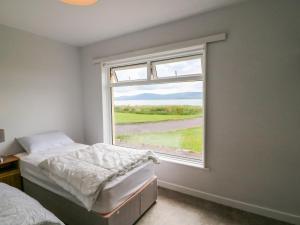 1 dormitorio con cama y ventana con vistas en Meeligolleen 