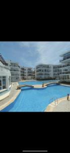 een groot zwembad voor een gebouw bij marina beach mohammedia in Mohammedia