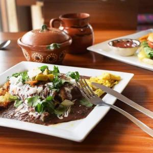 um prato de comida numa mesa com um garfo em Hotel Posada Edem em Cozumel