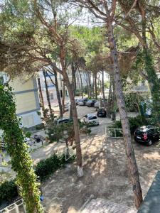 uma vista aérea de um parque de estacionamento com árvores em Hotel Ani em Golem