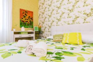 um quarto com uma cama com toalhas em [IHost Apartment] - Bassini 46 em Milão