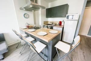 Kuchyň nebo kuchyňský kout v ubytování #D5 Blue Lagoon T3 Sleeps 6 Caserne de Bonne