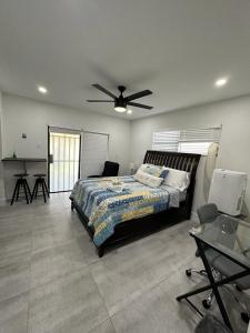 um quarto com uma cama e uma ventoinha de tecto em LYZ Miami em Miami