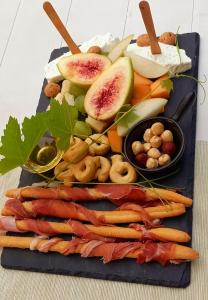 un vassoio di diversi tipi di frutta e verdura di Bed & Tours Dimora di campagna a Castelnuovo Belbo