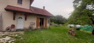 a house with a yard with green grass at ISA ET LIO in Chavanod