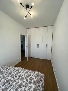 Un pat sau paturi într-o cameră la Apartament 1410