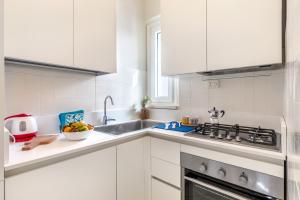 Dapur atau dapur kecil di Viareggio Suite - Beach apartment