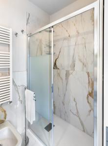 Bilik mandi di Viareggio Suite - Beach apartment +1 gambar
