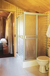 y baño con aseo y ducha acristalada. en Colina Verde House, en Chontabamba