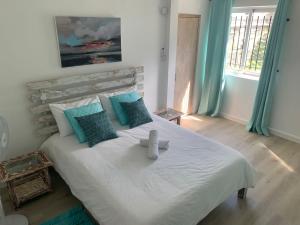 Un dormitorio con una cama con dos ositos de peluche. en Sam & Chlo Studio & Appartment - Grand Baie - Mauritius, en Grand Baie