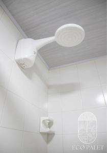 La salle de bains est pourvue d'une douche et d'une lumière au plafond. dans l'établissement Finca cafetera Ecopalet, à Marsella
